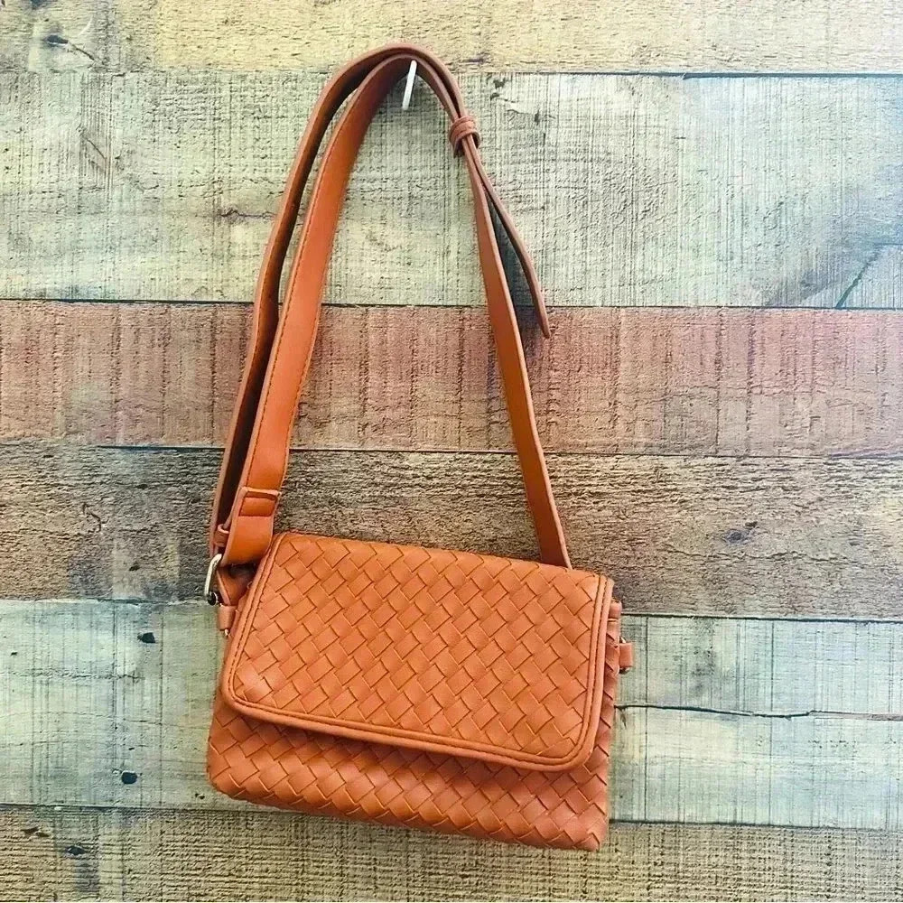 NWOT Lulu Dharma Woven Vegan Leather Hip/Waist Bag